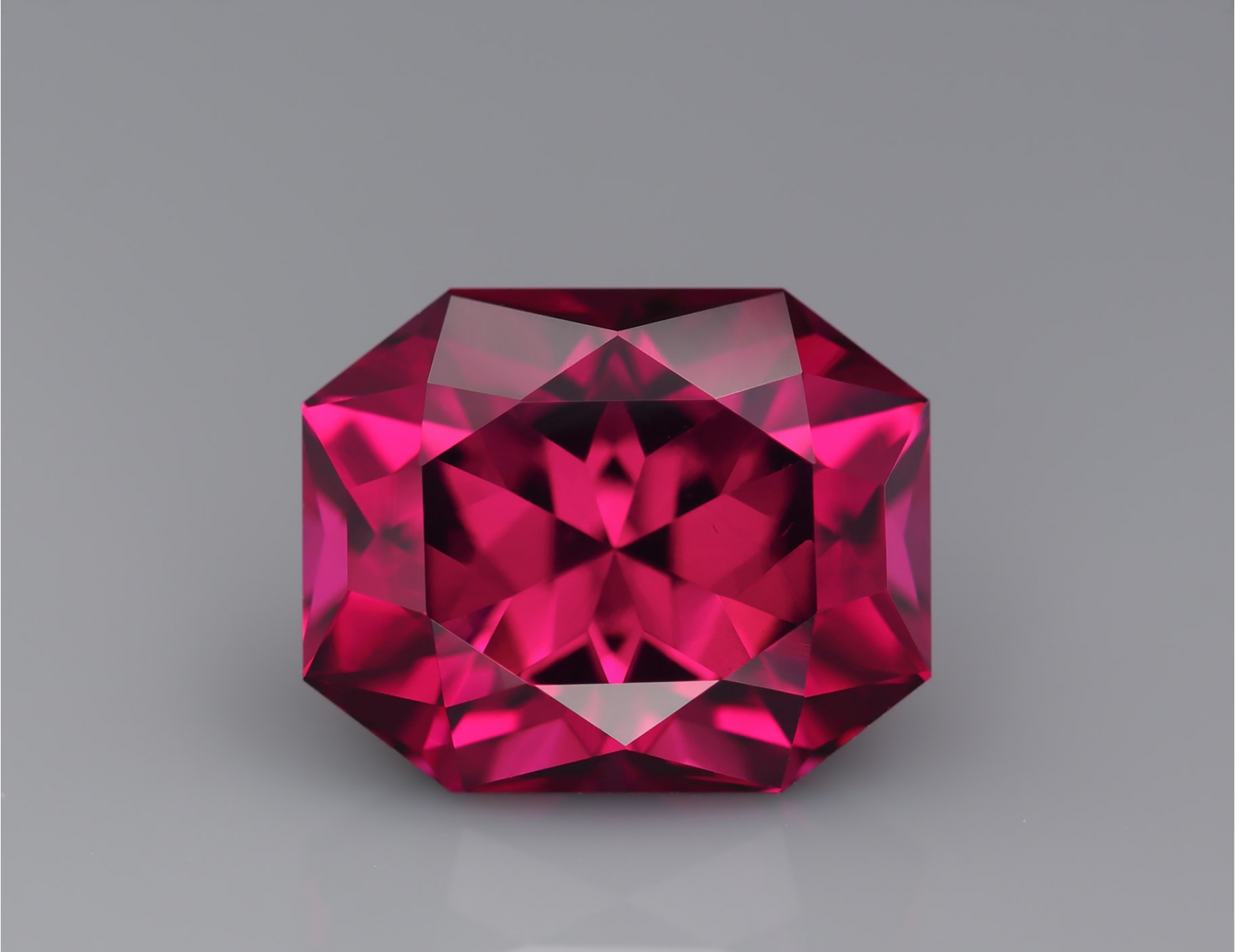 Precision cut, 7,20 ct. purple Garnet Rhodolite from Malawi. Precision cut, 7,20 ct. purple Garnet Rhodolite from Malawi.