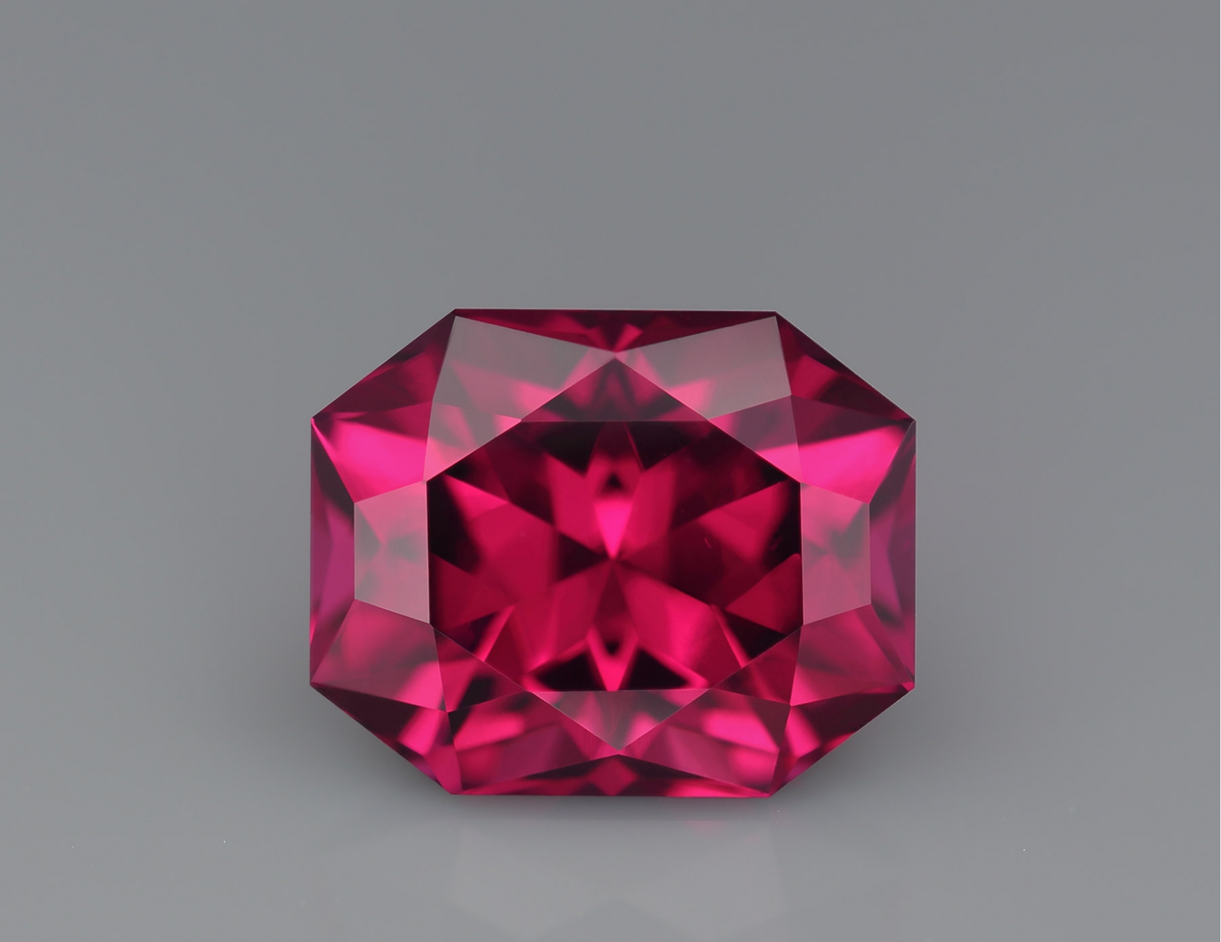 Precision cut, 7,20 ct. purple Garnet Rhodolite from Malawi. Precision cut, 7,20 ct. purple Garnet Rhodolite from Malawi.