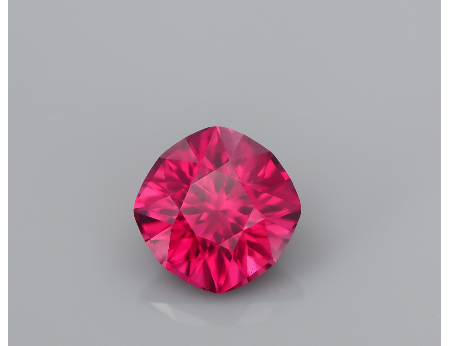 Precision cut Garnet Rhodolite 2,53 ct. - Tanzania Precision cut Garnet Rhodolite 2,53 ct. - Tanzania