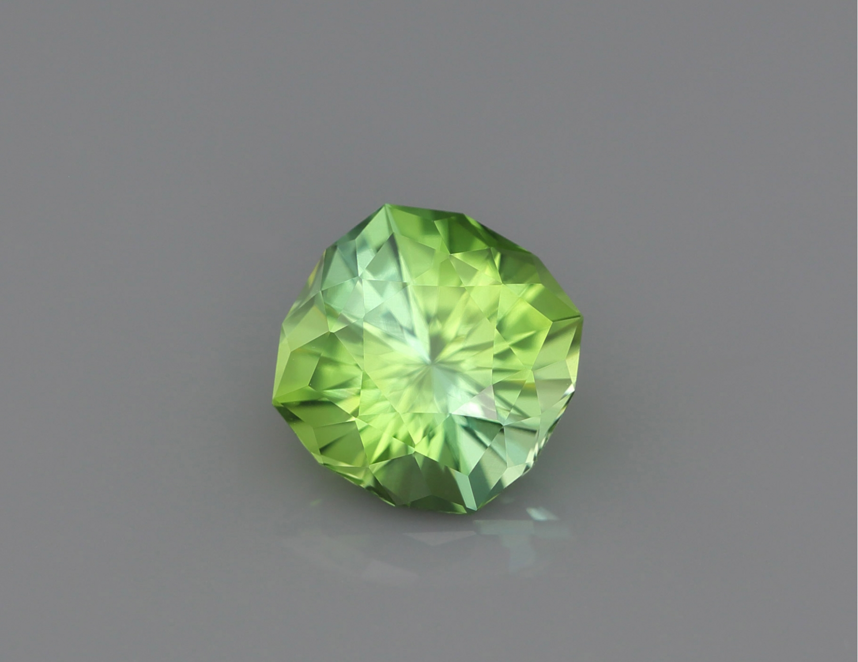 Precision cut apple-green Congo Tourmaline 1,98 ct. in cushion shape